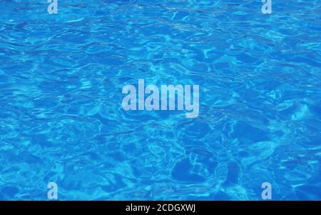 schöne klare Poolwasser reflektiert in der Sonne Stockfoto