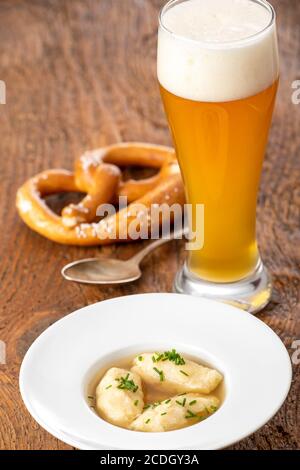 Grießknödel in der Brühe auf Holz Stockfoto