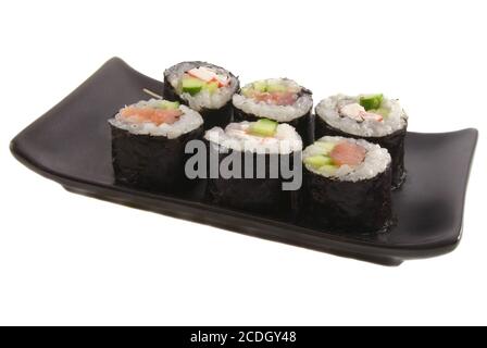 Sushi auf schwarzem Teller isoliert über weiß Stockfoto