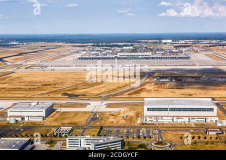 Berlin, Deutschland - 19. August 2020: Berlin Brandenburg Flughafen BER Terminal Luftbild in Deutschland. Stockfoto