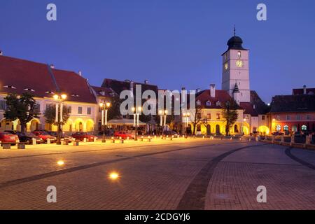 Nachtaufnahme des kleinen Platzes (Piata Mica) in der historischen Stadt Sibiu, Rumänien. Stockfoto