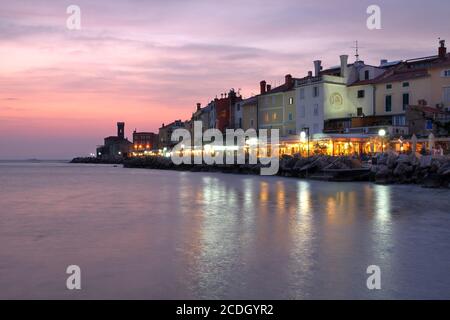 Schöner Sonnenuntergang am Ufer von Piran, einer historischen Stadt und einem schönen Ferienort an der Adria in Slowenien. Stockfoto