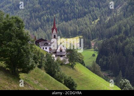 Die Kirche der kleinen Stadt Riomolino, auf 1462 Meter hoch im gleichnamigen Tal oberhalb der Stadt Bruneck gelegen Stockfoto