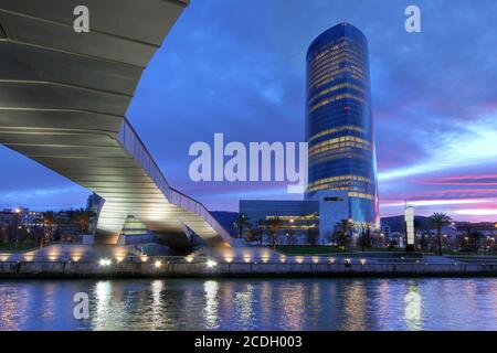 BILBAO, SPANIEN - 15. Dezember: Iberdrola-Turm bei Sonnenuntergang in Bilbao, Spanien am 15. Dezember 2011. Der 165m hohe Turm wurde 2012 errichtet und ist der höchste Stockfoto