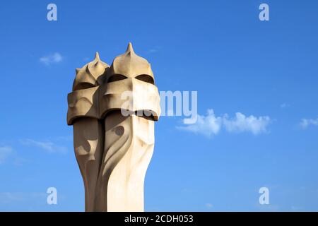 Fantastische, menschlich geformte Glockenspiele auf dem Dach der Casa Mila (La Pedrera) in Barcelona, Spanien, entworfen vom katalanischen Architekten Antoni Gaudi. Stockfoto