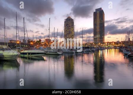 Zwillingshochhäuser überragen den Yachthafen in Port Olimpic (Olympischer Hafen), Barcelona, Spanien bei Sonnenuntergang. Stockfoto