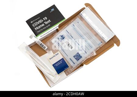 London, Vereinigtes Königreich - 27. August, 2020 : die britische Regierung und sendet jetzt NHS Test und Trace Coronavirus Covid-19 Home Test Kits für Person Stockfoto