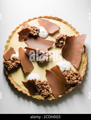 Schokoladen-Torte mit Schokoladenlocken und Schlagsahne auf Weiß Tabelle Stockfoto