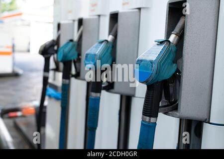 Eine Reihe mit vier blauen Gaspumpendüsen im Querformat Stockfoto