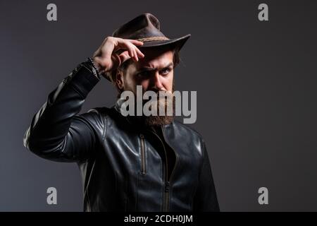 Brutal Mann Cowboy Hut Lederjacke, Männlichkeit Konzept. Stockfoto