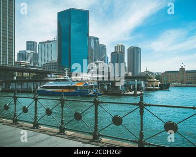 Circular Quay Verkehrsknotenpunkt in der Innenstadt von Sydney mit Fährhafen Auf dem Hafen und dem Bahnhof auf der Brücke Direkt über der Fähranlegestelle Stockfoto
