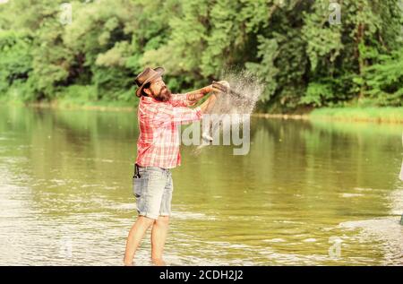 Trout Farm. Fischer allein im Wasser des Flusses. Mann bärtigen Fischer. Fischer Angelausrüstung. Hobby Sport. Ruhige und friedliche Stimmung. Eine Art der Meditation. Fische in der Regel in freier Wildbahn gefangen. Stockfoto