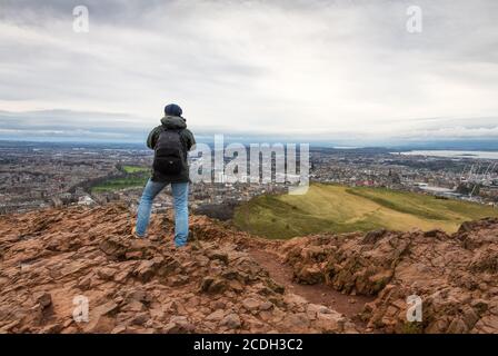 Panorama von Edinburgh vom Arthur’s Seat und Holyrood Park aus gesehen, Edinburgh, Schottland Stockfoto