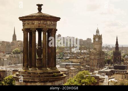 Edinburgh Schottland - Blick auf die Stadt und die Skyline von Calton Hill, mit dem Dugald Stewart Monument im Vordergrund, Edinburgh Schottland UK Stockfoto