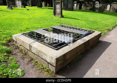 A Mortsafe - ein Mechanismus, um Gräber vor Graverobbern zu schützen, die von Burke und Hare im 19. Jahrhundert verkörpert wurden; Greyfriars kirkyard, Edinburgh Schottland Großbritannien Stockfoto