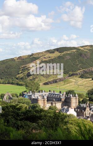 Blick auf den Palace of Holyrood House, oder Holyrood Palace, die offizielle Residenz des Monarchen in Schottland; Holyrood Palace, Edinburgh Schottland Großbritannien Stockfoto