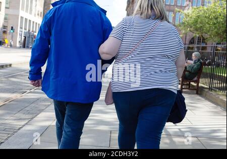 Adipositas Schottland - Rückansicht einer übergewichtigen Frau zu Fuß auf der Straße, Beispiel für Adipositas Großbritannien; Edinburgh Schottland Großbritannien Stockfoto