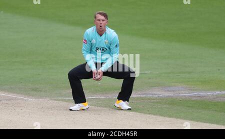 Hove, Großbritannien. August 2020. Surreys Gus Atkinson-Gesten während des Vitality Blast T20-Matches zwischen Sussex Sharks und Surrey auf dem 1st Central County Ground, Hove Credit: James Boardman/Alamy Live News Stockfoto