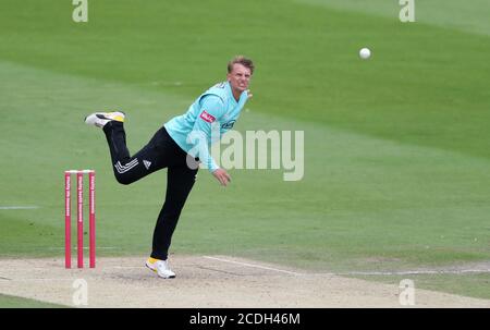 Hove, Großbritannien. August 2020. Surrey's Gus Atkinson Bowling während des Vitality Blast T20-Matches zwischen Sussex Sharks und Surrey auf dem 1st Central County Ground, Hove Credit: James Boardman/Alamy Live News Stockfoto