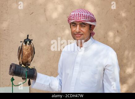 RAS Al Khaima, Vereinigte Arabische Emirate, 23. September 2016: Mann in einem lokalen Outfit mit Wanderfalken Stockfoto