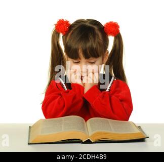 Das kleine Mädchen vor dem großen wissenschaftlichen Buch Stockfoto