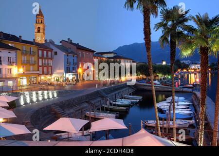 Nachtszene des schönen Ortes Ascona am Lago Maggiore im Kanton Tessin, Schweiz. Stockfoto