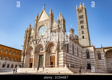 Die Menschen gehen vor der Kuppel von Siena in der Nähe Florenz Stockfoto