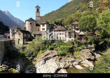 Die Kirche Madonna degli Angeli dominiert die kleine Stadt Lavertezzo, ein rustikales Dorf entlang des atemberaubenden Verzasca Flusses (Tal) im Tessin c Stockfoto