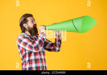 Propagandakonzept. Drängen Sie die Öffentlichkeit. Haben Sie keine Angst, Ihre Meinung zu äußern. Freier Mann schreit in Megaphon. Schöner Mann, der durch Lautsprecher schreit. Laute Ansage. Nicht schweigen. Abstimmen. Stockfoto