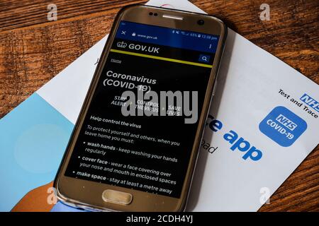 NHS COVID-19 Contact-Tracing /Test and Trace Reporting App auf einem Handy-Bildschirm angezeigt. Stockfoto