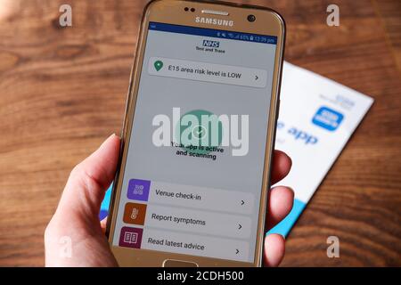 NHS COVID-19 Contact-Tracing /Test and Trace Reporting App auf einem Handy-Bildschirm angezeigt. Stockfoto