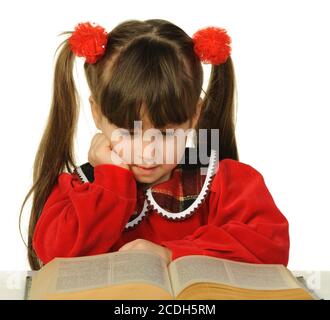 Das kleine Mädchen vor dem großen wissenschaftlichen Buch Stockfoto