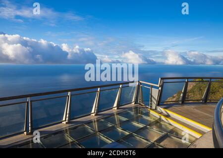 Portugal, Madeira, Funchal, Cabo Girao, Skywalk mit Glasboden Stockfoto