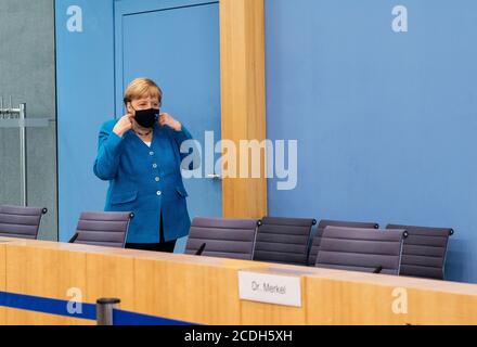 Berlin, Deutschland. August 2020. Bundeskanzlerin Angela Merkel kommt zu einer routinemäßigen Pressekonferenz in Berlin, der Hauptstadt Deutschlands, am 28. August 2020. Merkel sagte am Freitag, dass Deutschland und die Europäische Union (EU) das Gespräch mit China fortsetzen und ein Beispiel für Multilateralismus setzen wollen. Quelle: Ren Ke/Xinhua/Alamy Live News Stockfoto