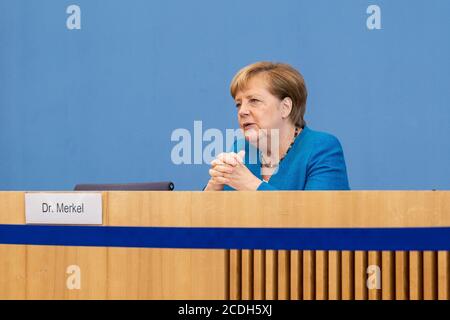 Berlin, Deutschland. August 2020. Bundeskanzlerin Angela Merkel nimmt an einer routinemäßigen Pressekonferenz in Berlin, der Hauptstadt Deutschlands, am 28. August 2020 Teil. Merkel sagte am Freitag, dass Deutschland und die Europäische Union (EU) das Gespräch mit China fortsetzen und ein Beispiel für Multilateralismus setzen wollen. Quelle: Ren Ke/Xinhua/Alamy Live News Stockfoto