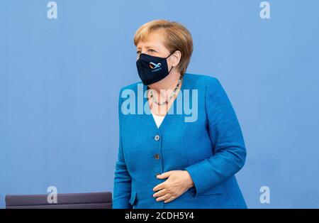 Berlin, Deutschland. August 2020. Bundeskanzlerin Angela Merkel bereitet sich nach einer routinemäßigen Pressekonferenz in Berlin, der Hauptstadt Deutschlands, am 28. August 2020 auf den Abschied vor. Merkel sagte am Freitag, dass Deutschland und die Europäische Union (EU) das Gespräch mit China fortsetzen und ein Beispiel für Multilateralismus setzen wollen. Quelle: Ren Ke/Xinhua/Alamy Live News Stockfoto