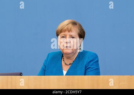 Berlin, Deutschland. August 2020. Bundeskanzlerin Angela Merkel nimmt an einer routinemäßigen Pressekonferenz in Berlin, der Hauptstadt Deutschlands, am 28. August 2020 Teil. Merkel sagte am Freitag, dass Deutschland und die Europäische Union (EU) das Gespräch mit China fortsetzen und ein Beispiel für Multilateralismus setzen wollen. Quelle: Ren Ke/Xinhua/Alamy Live News Stockfoto