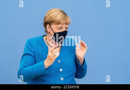 Berlin, Deutschland. August 2020. Bundeskanzlerin Angela Merkel bereitet sich nach einer routinemäßigen Pressekonferenz in Berlin, der Hauptstadt Deutschlands, am 28. August 2020 auf den Abschied vor. Merkel sagte am Freitag, dass Deutschland und die Europäische Union (EU) das Gespräch mit China fortsetzen und ein Beispiel für Multilateralismus setzen wollen. Quelle: Ren Ke/Xinhua/Alamy Live News Stockfoto