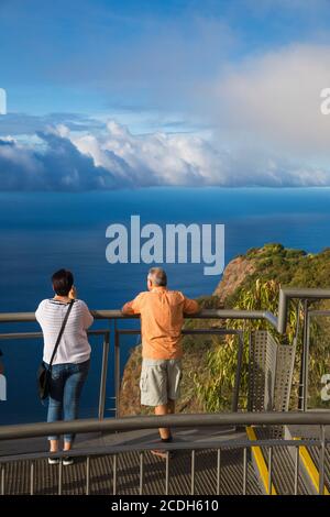 Portugal, Madeira, Funchal, Cabo Girao, Touristenblick vom gläsernen Skywalk Stockfoto