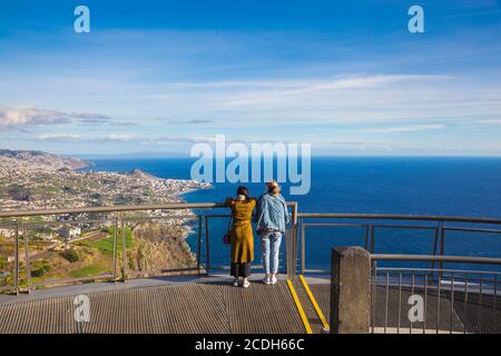 Portugal, Madeira, Funchal, Cabo Girao, Touristenblick vom gläsernen Skywalk Stockfoto