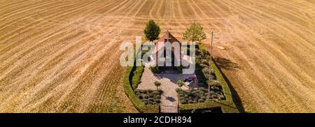 Kapelle mit altem Mann in der Mitte eines Getreides Ein Stockfoto