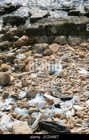 le Plastikflaschen und Reifen, die an der Mittelmeerküste außerhalb von Tire im Südlibanon abgeladen wurden. Stockfoto