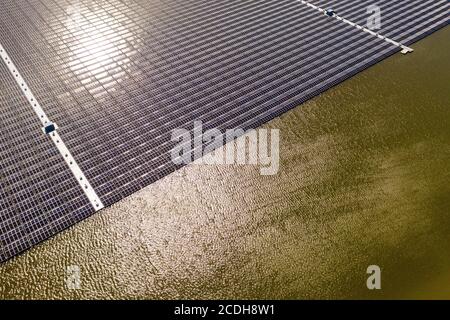 Schwimmende Sonnenkollektoren Stockfoto