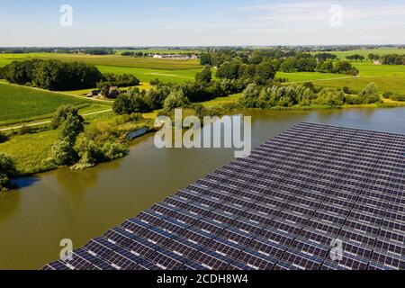 Schwimmende Sonnenkollektoren Stockfoto