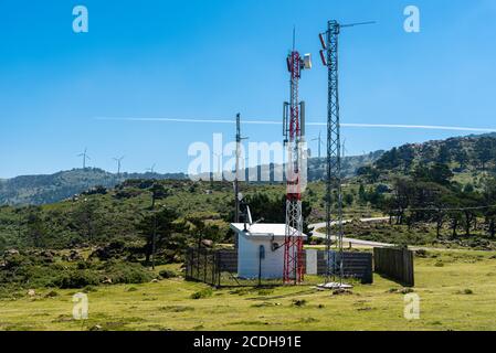 Telekommunikations- und Telefonantenne in grüner Landschaft auf Hügel Stockfoto