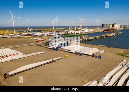 Eemshaven, Groningen / Niederlande - 4. August 2020: Windmühlen in Teilen in Eemshaven bereit für den Transport zur Nordsee Stockfoto