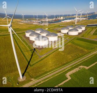 Eemshaven, Groningen / Niederlande - 4. August 2020: Alte und neue Energie in de Eemshaven Niederlande Stockfoto