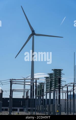 Eemshaven, Groningen / Niederlande - 4. August 2020: Alte und neue Energie in de Eemshaven Niederlande Stockfoto