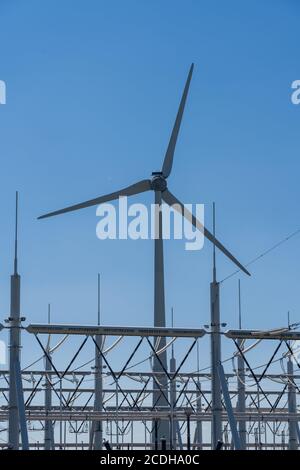 Eemshaven, Groningen / Niederlande - 4. August 2020: Alte und neue Energie in de Eemshaven Niederlande Stockfoto