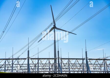 Alte und neue Energie in de Eemshaven Niederlande Stockfoto